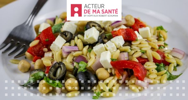 Rezept: Nudelsalat nach griechischer Art mit gebratenem Honig-Feta