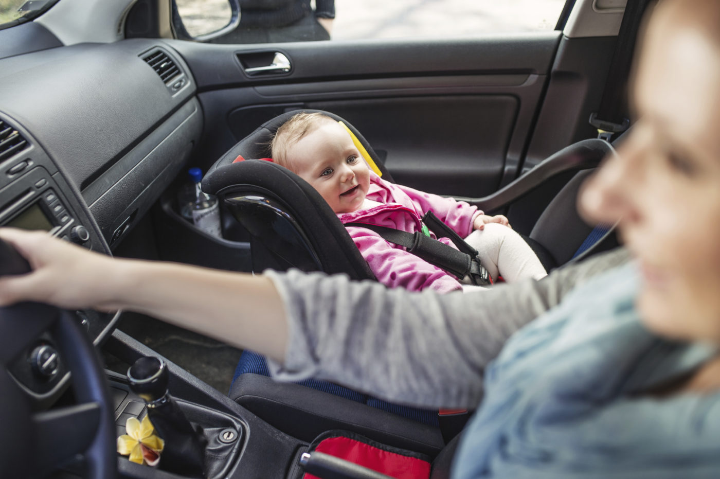 Bébé en voiture : les règles !