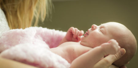 Les incroyables capacités du nouveau-né : de 1 à 2 mois !
