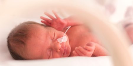 L'hypoglycémie du nouveau-né : causes et prise en charge