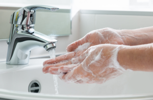 Waschen Sie sich die Hände mit Seife und spülen Sie gründlich nach.