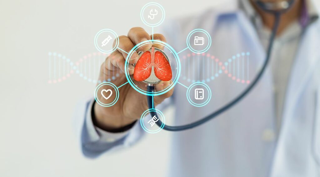 Médecin tenant un stéthoscope devant une interface numérique affichant une paire de poumons rouges entourée d'icônes santé (cœur, seringue, carte, prise) et d'une hélice d'ADN sur fond blanc.