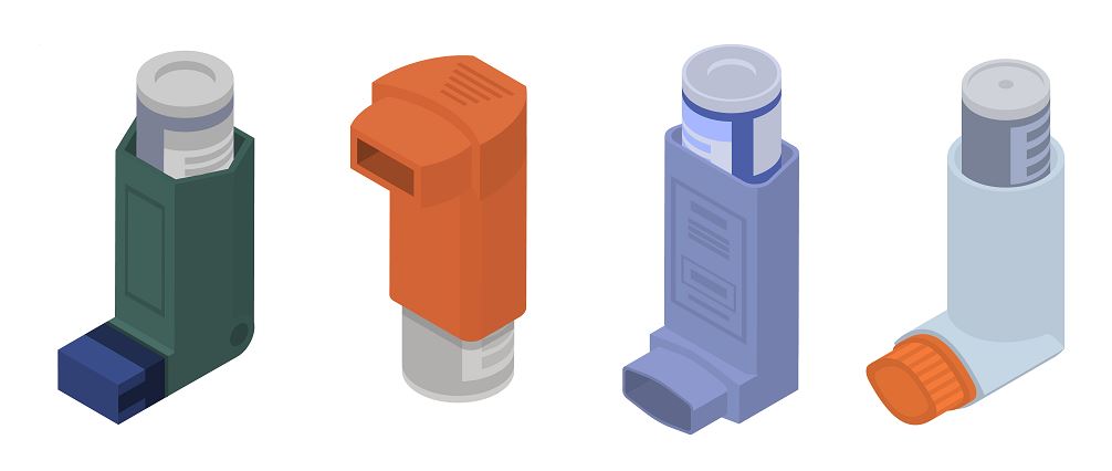 Illustration isométrique de quatre inhalateurs doseurs pour asthme, de couleurs verte, orange, violette et gris clair